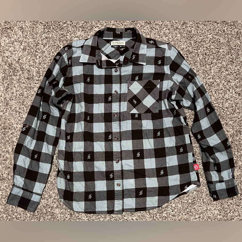 Magellan Outdoors Classic Fit Blue & Black Plaid Long Sleeve Flannel! Size M.